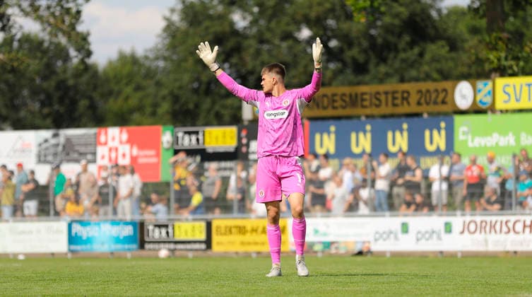 Foto : skeptische Miene bei ... St Paulis Keeper Simon Spari Fussball Regionalliga Nord , 1. Spieltag am So. 02.08.2026 SV Todesfelde - FC St. Pauli II *** Photo: St. Pauli goalkeeper Simon Spari looks skeptical. Soccer: Regionalliga Nord, Matchday 1 on Sun, Aug. 2, 2026: SV Todesfelde vs. FC St. Pauli II