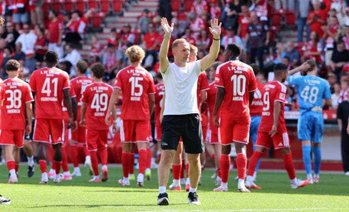 Trainer Mauro Lustrinelli winkt zu den Fans nach Spielende Fußball Fussball Bundesliga Herren DFL Testspiel Saison 2026 2027 02.08.2026 1.FC Union Berlin FCU vs. Cagliari Calcio DFL regulations prohibit any use of photographs as image sequences and or quasi-video. *** Coach Mauro Lustrinelli waves to the fans after the game ends. Sports Soccer Bundesliga Men s DFL Friendly Match 2026–2027 Season February 8, 2026 1. FC Union Berlin (FCU) vs. Cagliari Calcio. DFL regulations prohibit any use of photographs as image sequences and or quasi-video.