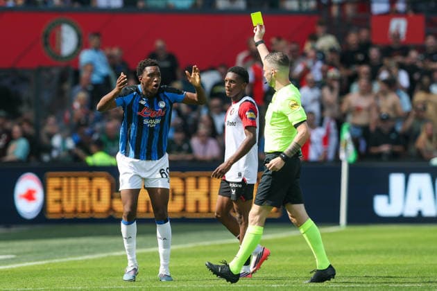 2026-08-02 Feyenoord v Atalanta Bergamo - Pre Season Friendly ROTTERDAM, NETHERLANDS - AUGUST 2: Referee Robin Hensgens shows the yellow card to Honest Ahanor of Atalanta Bergamo during the Pre Season Friendly match between Feyenoord and Atalanta Bergamo at Stadion Feijenoord on August 2, 2026 in Rotterdam, Netherlands. Rotterdam Stadion Feijenoord Netherlands Content not available for redistribution in The Netherlands directly or indirectly through any third parties. Copyright: xHansxvanxderxValkx