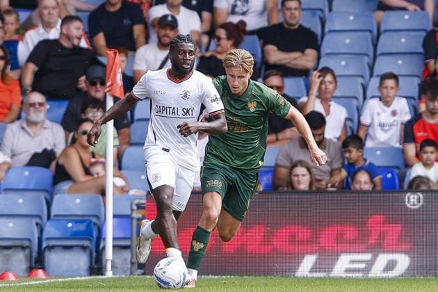 LUTON , 02-08-2026 , Kenilworth Road , season 2026 2027 , Dutch Pre-season football . friendly match between Luton Town and Go Ahead Eagles, final result 0-1, Luton FC player Gideon Kodva GA Eagles player Giovanni van Zwam Luton Town - Go Ahead Eagles (friendly)  x205405321x Copyright: