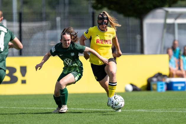 02.08.2026, GER Deutschland, Fussball, Saison 2026 2027, Testspiel zwischen Borussia Dortmund Frauen vs VfL Wolfburg II Ramona Maier (Borussia Dortmund Frauen, 7) im Zweikampf,; Ganzkörper Ganzkoerper ; Ball am Fuss; Dortmund BVB-Trainingsgelände Hohenbuschei Nordrhein Westfalen Deutschland *** August 2, 2026, GER Germany, Soccer, 2026–2027 season, Friendly match between Borussia Dortmund Women and VfL Wolfsburg II; Ramona Maier of Borussia Dortmund Women, No. 7 in a tackle, full-body shot, ball at her feet; Borussia Dortmund (BVB) training facility in Hohenbuschei, North Rhine-Westphalia, Germany Copyright: xnordphotoxGmbHx xSchulzex