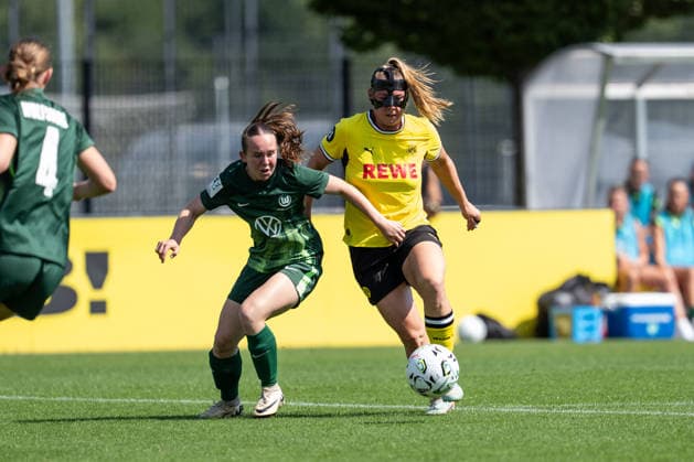 02.08.2026, GER Deutschland, Fussball, Saison 2026 2027, Testspiel zwischen Borussia Dortmund Frauen vs VfL Wolfburg II Ramona Maier (Borussia Dortmund Frauen, 7) im Zweikampf,; Ganzkörper Ganzkoerper ; Ball am Fuss; Dortmund BVB-Trainingsgelände Hohenbuschei Nordrhein Westfalen Deutschland *** August 2, 2026, GER Germany, Soccer, 2026–2027 season, Friendly match between Borussia Dortmund Women and VfL Wolfsburg II; Ramona Maier of Borussia Dortmund Women, No. 7 in a tackle, full-body shot, ball at her feet; Borussia Dortmund (BVB) training facility in Hohenbuschei, North Rhine-Westphalia, Germany Copyright: xnordphotoxGmbHx xSchulzex