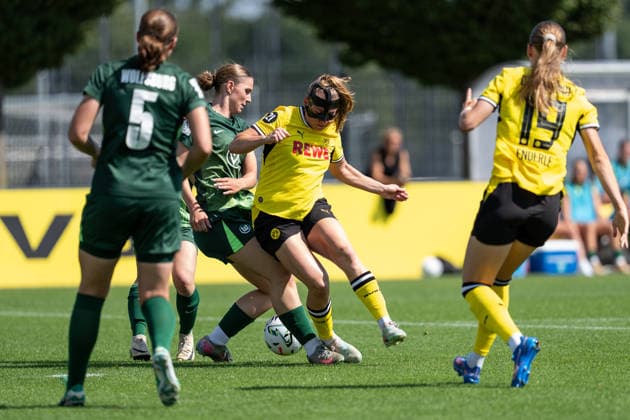 Sport Bilder des Tages 02.08.2026, GER Deutschland, Fussball, Saison 2026 2027, Testspiel zwischen Borussia Dortmund Frauen vs VfL Wolfburg II Ramona Maier (Borussia Dortmund Frauen, 7) im Zweikampf,; Ganzkörper Ganzkoerper ; Ball am Fuss; Dortmund BVB-Trainingsgelände Hohenbuschei Nordrhein Westfalen Deutschland *** August 2, 2026, GER Germany, Soccer, 2026–2027 season, Friendly match between Borussia Dortmund Women and VfL Wolfsburg II; Ramona Maier of Borussia Dortmund Women, No. 7 in a tackle, full-body shot, ball at her feet; Borussia Dortmund (BVB) training facility in Hohenbuschei, North Rhine-Westphalia, Germany Copyright: xnordphotoxGmbHx xSchulzex