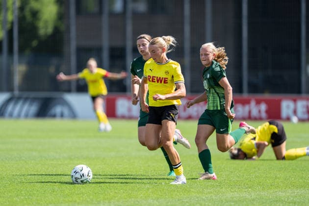 02.08.2026, GER Deutschland, Fussball, Saison 2026 2027, Testspiel zwischen Borussia Dortmund Frauen vs VfL Wolfburg II Ann-Sophie Vogel (Borussia Dortmund Frauen, 20) im Zweikampf,; Ganzkörper Ganzkoerper ; Ball am Fuss; Dortmund BVB-Trainingsgelände Hohenbuschei Nordrhein Westfalen Deutschland *** August 2, 2026, GER Germany, Soccer, 2026–2027 season, Friendly match between Borussia Dortmund Women and VfL Wolfsburg II; Ann Sophie Vogel, Borussia Dortmund Women, age 20, in a tackle, full-body shot, ball at her feet; Borussia Dortmund (BVB) training facility in Hohenbuschei, North Rhine-Westphalia, Germany Copyright: xnordphotoxGmbHx xSchulzex