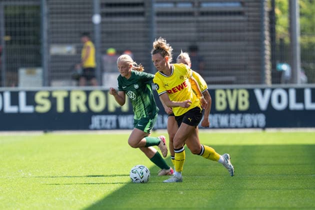 02.08.2026, GER Deutschland, Fussball, Saison 2026 2027, Testspiel zwischen Borussia Dortmund Frauen vs VfL Wolfburg II Rita Schumacher (Borussia Dortmund Frauen, 10) Einzelaktion; Ganzkörper Ganzkoerper ; Ball am Fuss; Dortmund BVB-Trainingsgelände Hohenbuschei Nordrhein Westfalen Deutschland *** August 2, 2026, GER Germany, Soccer, 2026–2027 season, Friendly match between Borussia Dortmund Women and VfL Wolfsburg II; Rita Schumacher, Borussia Dortmund Women, 10 individual moves, full-body, ball at her feet, Dortmund BVB training facility, Hohenbuschei, North Rhine-Westphalia, Germany Copyright: xnordphotoxGmbHx xSchulzex