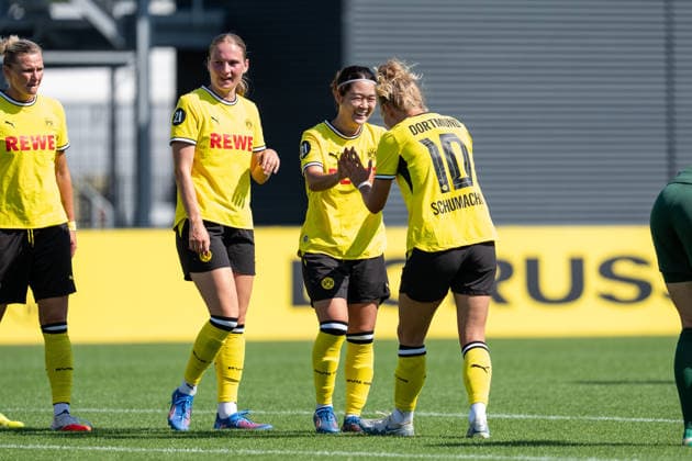 02.08.2026, GER Deutschland, Fussball, Saison 2026 2027, Testspiel zwischen Borussia Dortmund Frauen vs VfL Wolfburg II Torjubel Jubel ueber das Tor zum 3:0 durch Sara Ito (Borussia Dortmund Frauen, 14) Rita Schumacher (Borussia Dortmund Frauen, 10) Dortmund BVB-Trainingsgelände Hohenbuschei Nordrhein Westfalen Deutschland *** August 2, 2026, GER Germany, Soccer, 2026–2027 Season, Friendly match between Borussia Dortmund Women and VfL Wolfsburg II; goal celebration; cheers for the 3–0 goal scored by Sara Ito of Borussia Dortmund Women, 14; Rita Schumacher of Borussia Dortmund Women, 10; Dortmund BVB training facility in Hohenbuschei, North Rhine-Westphalia, Germany Copyright: xnordphotoxGmbHx xSchulzex