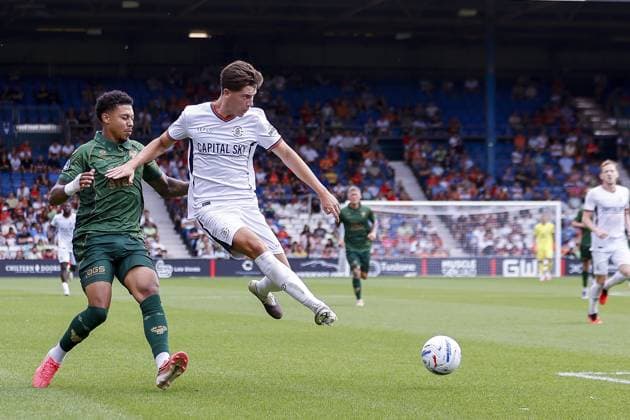 LUTON , 02-08-2026 , Kenilworth Road , season 2026 2027 , Dutch Pre-season football . friendly match between Luton Town and Go Ahead Eagles, final result 0-1, GA Eagles player Richonell Margaret Luton FC player Joe Johnson Luton Town - Go Ahead Eagles (friendly)  x205406003x Copyright: