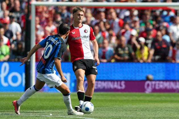 2026-08-02 Feyenoord v Atalanta Bergamo - Pre Season Friendly ROTTERDAM, NETHERLANDS - AUGUST 2: Thijs Kraaijeveld of Feyenoord is challenged by Lazar Samardzic of Atalanta Bergamo during the Pre Season Friendly match between Feyenoord and Atalanta Bergamo at Stadion Feijenoord on August 2, 2026 in Rotterdam, Netherlands. Rotterdam Stadion Feijenoord Netherlands Content not available for redistribution in The Netherlands directly or indirectly through any third parties. Copyright: xHansxvanxderxValkx