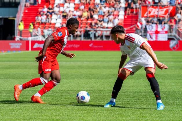 UTRECHT , 02-08-2026 , Stadium Galagenwaard , season 2026 2027 , Dutch Pre-season football , match between FC Utrecht and Sevilla , picture shows FC Utrecht player Emmanuel Chigozie Owen Sevilla player Julio Diaz Utrecht - Sevilla (friendly)  x205406304x Copyright: