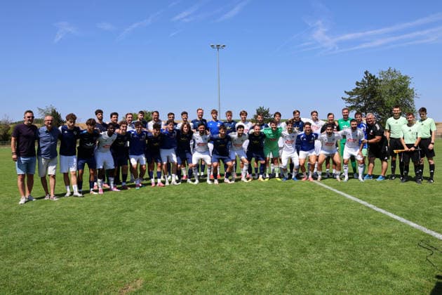 Gemeinsames Foto beider Mannschaften zu Beginn Benefizspiel. Darmsheim, Fußball, Sindelfingen Eibner-Pressefoto Noah Schubert Benefizspiel. Darmsheim, Fußball, Sindelfingen Darmsheim *** Group photo of both teams at the start of the charity match in Darmsheim, soccer, Sindelfingen Eibner Press Photo Noah Schubert Charity Match in Darmsheim, Soccer, Sindelfingen Darmsheim Copyright: xEibner-Pressefotox NoahxSchubertx EP_hec