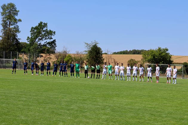 Beide Mannschaften nehmen Aufstellung Benefizspiel. Darmsheim, Fußball, Sindelfingen Eibner-Pressefoto Noah Schubert Benefizspiel. Darmsheim, Fußball, Sindelfingen Darmsheim *** Both teams line up for the Darmsheim charity soccer match, Sindelfingen. Eibner press photo: Noah Schubert. Darmsheim charity soccer match, Sindelfingen. Darmsheim Copyright: xEibner-Pressefotox NoahxSchubertx EP_hec