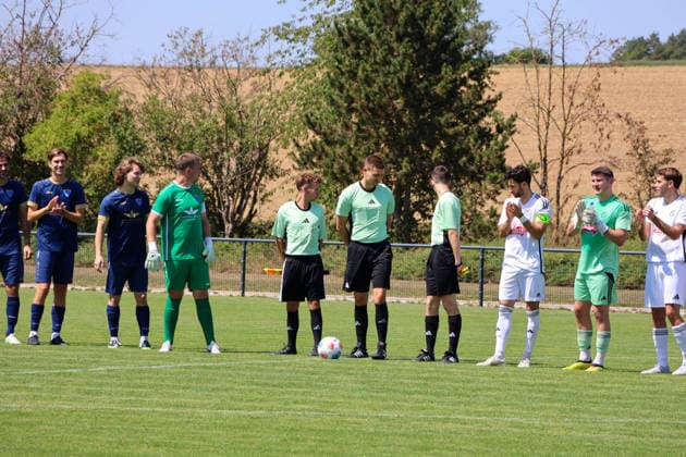 Beide Mannschaften begrüßen die Zuschauer Benefizspiel. Darmsheim, Fußball, Sindelfingen Eibner-Pressefoto Noah Schubert Benefizspiel. Darmsheim, Fußball, Sindelfingen *** Both teams greet the spectators at the Darmsheim charity soccer match, Sindelfingen. Photo by Eibner: Noah Schubert at the Darmsheim charity soccer match, Sindelfingen Copyright: xEibner-Pressefotox NoahxSchubertx EP_hec