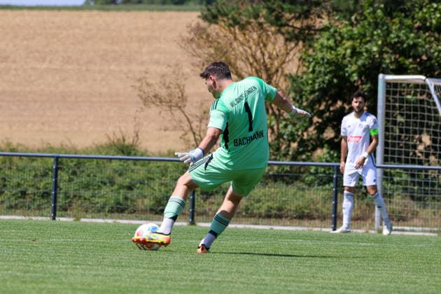 Torwart Alexander bachmann (VfL Sindelfingen, 1) am Ball Benefizspiel. Darmsheim, Fußball, Sindelfingen Eibner-Pressefoto Noah Schubert Benefizspiel. Darmsheim, Fußball, Sindelfingen *** Goalkeeper Alexander Bachmann, VfL Sindelfingen, 1 on the ball, Darmsheim charity match, soccer, Sindelfingen; Eibner press photo: Noah Schubert, Darmsheim charity match, soccer, Sindelfingen Copyright: xEibner-Pressefotox NoahxSchubertx EP_hec