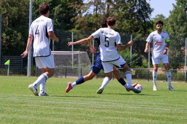 Bjarne Hamann (VFL Sindelfingen, 5) versucht an den Ball zu kommen Benefizspiel. Darmsheim, Fußball, Sindelfingen Eibner-Pressefoto Noah Schubert Benefizspiel. Darmsheim, Fußball, Sindelfingen Darmsheim *** Bjarne Hamann, VFL Sindelfingen, No. 5, tries to get the ball. Charity match in Darmsheim, soccer, Sindelfingen. Eibner press photo: Noah Schubert. Charity match in Darmsheim, soccer, Sindelfingen. Darmsheim Copyright: xEibner-Pressefotox NoahxSchubertx EP_hec