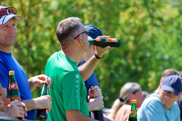 Alle Einnahmen fließen an Thommy Oberdorfer und die Zuschauer helfen dabei Benefizspiel. Darmsheim, Fußball, Sindelfingen Eibner-Pressefoto Noah Schubert Trinken für den guten Zweck Darmsheim *** All proceeds go to Thommy Oberdorfer, and the spectators are helping out Charity Match Darmsheim, Soccer, Sindelfingen Eibner Press Photo Noah Schubert Drinking for a Good Cause Darmsheim Copyright: xEibner-Pressefotox NoahxSchubertx EP_hec