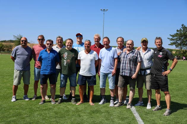 Von links: Claus Munz, Andreas Hämmerle, Volker Zellner, Andre Gauser, Michael Trünger, Jochen Renz, Oliver Anpeche, Jürgen Schuhmann, Siegfried Reichardt, Bernd Keller, Harald Büchle und Thomas Dietsche Benefizspiel. Darmsheim, Fußball, Sindelfingen Eibner-Pressefoto Noah Schubert Gruppenfoto der Meistermannschaft von 1993 Darmsheim *** From left: Claus Munz, Andreas Hämmerle, Volker Zellner, Andre Gauser, Michael Trünger, Jochen Renz, Oliver Anpeche, Jürgen Schuhmann, Siegfried Reichardt, Bernd Keller, Harald Büchle, and Thomas Dietsche Charity Match in Darmsheim, Soccer, Sindelfingen Eibner Press Photo by Noah Schubert Group photo of the 1993 Darmsheim championship team Copyright: xEibner-Pressefotox NoahxSchubertx EP_hec
