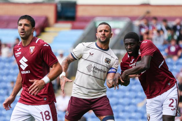 Sport Bilder des Tages BURNLEY, ENGLAND - AUGUST 2: Giovanni Simeone and Ali Dembele of Torino mark Kyle Walker of Burnley during the pre-season friendly match between Burnley and Torino at Turf Moor on August 2, 2026 in Burnley, England.  Copyright: xSeanxChandlerx xSPPx Sportspressphoto_SPR199423