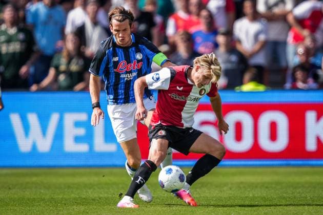 ROTTERDAM , 02-08-2026 , Stadium Feijenoord de Kuip , season 2026 2027 , Dutch preseason football , Friendly match between Feyenoord and Atalanta Bergamo (Kuip Cup) , picture shows Atalanta Bergamo player Marten de Roon and Feyenoord player Sem Steijn Feyenoord - Atalanta (friendly)  x205406712x Copyright: