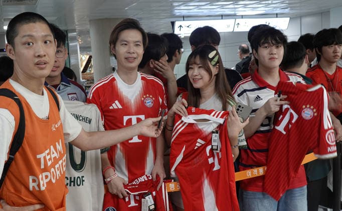 SKO, die suedkoreanischen Fans konnten die Ankunft der Bayern nicht mehr erwarten, FC Bayern Muenchen landet in Jeju (Suedkorea), Saison 2026-27, 02.08.2026 SKO, FC Bayern Muenchen landet in Jeju (Suedkorea), Saison 2026-27, 02.08.2026 Jeju *** SKO, South Korean fans couldn t wait any longer for Bayern s arrival; FC Bayern Munich lands in Jeju, South Korea, 2026–27 season, February 8, 2026, SKO, FC Bayern Munich lands in Jeju, South Korea, 2026–27 season, February 8, 2026, Jeju Copyright: xEibner-Pressefoto JoergxNiebergax JNL