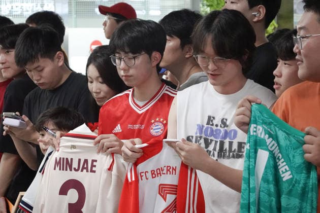 SKO, die suedkoreanischen Fans konnten die Ankunft der Bayern nicht mehr erwarten, FC Bayern Muenchen landet in Jeju (Suedkorea), Saison 2026-27, 02.08.2026 SKO, FC Bayern Muenchen landet in Jeju (Suedkorea), Saison 2026-27, 02.08.2026 Jeju *** SKO, South Korean fans couldn t wait any longer for Bayern s arrival; FC Bayern Munich lands in Jeju, South Korea, 2026–27 season, February 8, 2026, SKO, FC Bayern Munich lands in Jeju, South Korea, 2026–27 season, February 8, 2026, Jeju Copyright: xEibner-Pressefoto JoergxNiebergax JNL