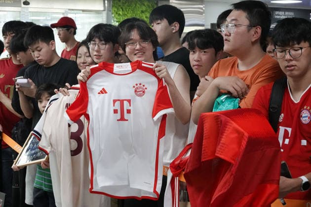 SKO, die suedkoreanischen Fans konnten die Ankunft der Bayern nicht mehr erwarten, FC Bayern Muenchen landet in Jeju (Suedkorea), Saison 2026-27, 02.08.2026 SKO, FC Bayern Muenchen landet in Jeju (Suedkorea), Saison 2026-27, 02.08.2026 Jeju *** SKO, South Korean fans couldn t wait any longer for Bayern s arrival; FC Bayern Munich lands in Jeju, South Korea, 2026–27 season, February 8, 2026, SKO, FC Bayern Munich lands in Jeju, South Korea, 2026–27 season, February 8, 2026, Jeju Copyright: xEibner-Pressefoto JoergxNiebergax JNL