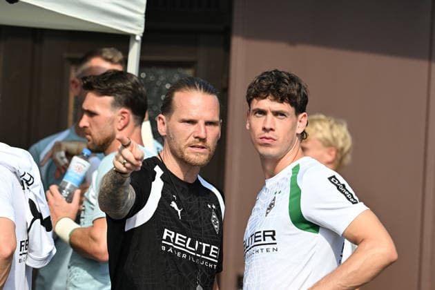 02.08.2026; Rottach-Egern; Fussball, Herren, Saison 2026 2027, Trainingslager Borussia Moenchengladbach Eugen Polanski (Trainer Gladbach, li.) gibt die Richtung vor; hier mit Philipp Sander (Gladbach, re.) DFL regulations prohibit any use of photographs as image sequences and or quasi-video. Stadion Am Birkenmoos Bayern Deutschland *** August 2, 2026 Rottach Egern Soccer, Men s, 2026–2027 season, Borussia Mönchengladbach training camp; Eugen Polanski, Gladbach coach (left), sets the tone here with Philipp Sander (Gladbach, right). DFL regulations prohibit any use of photographs as image sequences and or quasi-video. Am Birkenmoos Stadium, Bavaria, Germany