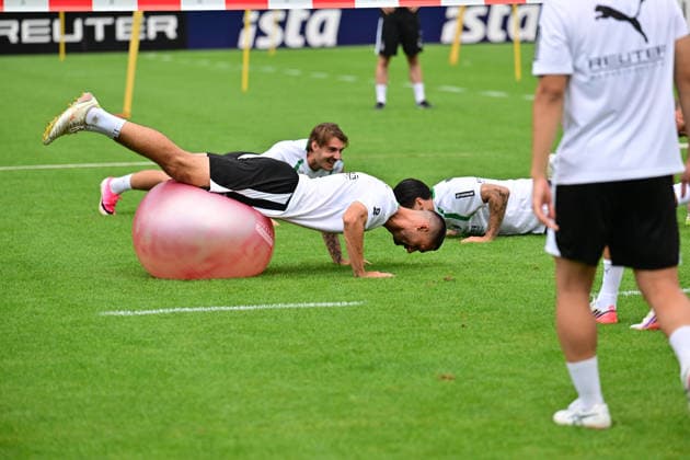 02.08.2026; Rottach-Egern; Fussball, Herren, Saison 2026 2027, Trainingslager Borussia Moenchengladbach Tim Kleindienst (Gladbach) bei Liegestuetz auf einem Pilatesball DFL regulations prohibit any use of photographs as image sequences and or quasi-video. Stadion Am Birkenmoos Bayern Deutschland *** August 2, 2026 Rottach Egern Soccer, Men s, 2026–2027 season, Borussia Mönchengladbach training camp; Tim Kleindienst of Gladbach doing a push-up on a Pilates ball. DFL regulations prohibit any use of photographs as image sequences and or quasi-video. Am Birkenmoos Stadium, Bavaria, Germany