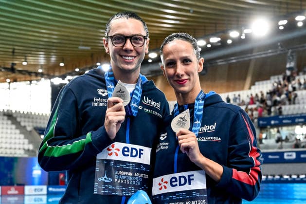Filippo Pelati, Lucrezia Ruggiero of Italy show the silver medal after competing in the artistic swimming Duet Tech Mixed Final during the European Aquatics Championships at the Olympic Aquatic Center in Paris (France), August 2, 2026. Andrea Masini Deepbluemedia Insidefoto