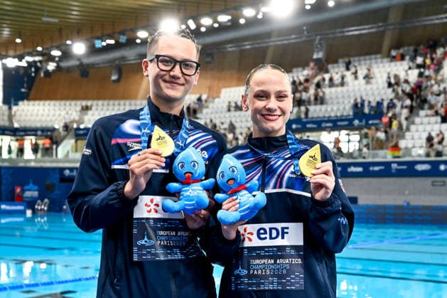 Isabelle Thorpe, Ranjuo Tomblin of Great Britain show the gold medal after competing in the artistic swimming Duet Tech Mixed Final during the European Aquatics Championships at the Olympic Aquatic Center in Paris (France), August 2, 2026. Andrea Masini Deepbluemedia Insidefoto