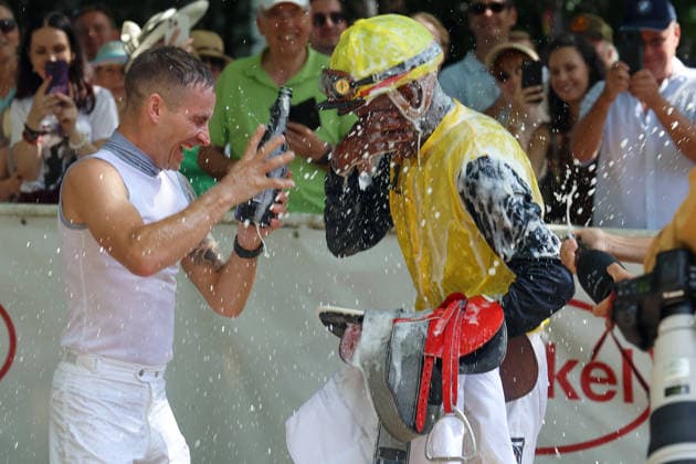 Sport Bilder des Tages 02.08.2026, Duesseldorf, Nordrhein-Westfalen, GER - Sektdusche fuer Jockey Eduardo Pedroza nach dem Sieg im Henkel 168. Preis der Diana. Galopprennbahn Duesseldorf-Grafenberg. (Jockey, Pedroza, Sieg, Sektdusche) 260802S791DUESSELDORF.JPG *** August 2, 2026, Düsseldorf, North Rhine-Westphalia, GER Champagne shower for jockey Eduardo Pedroza after his victory in the Henkel 168 Preis der Diana at the Düsseldorf-Grafenberg Racetrack Jockey, Pedroza, victory, champagne shower 260802S791DUESSELDORF JPG