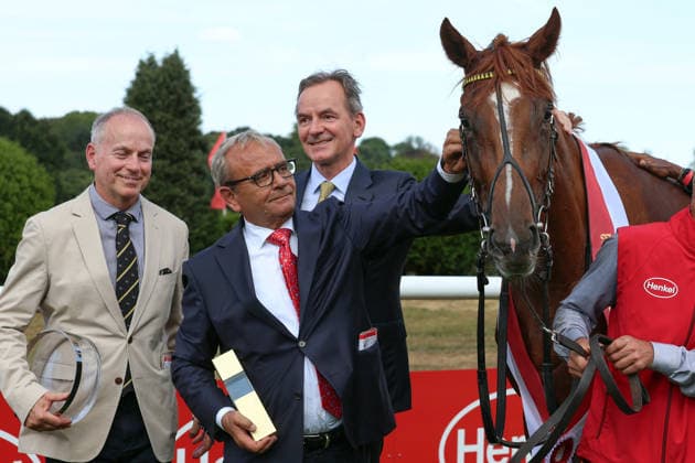 02.08.2026, Duesseldorf, Nordrhein-Westfalen, GER - Soreanga mit Gestuetsleiter Stefan Ullrich, Trainer Andreas Woehler und Besitzer Dr. Andreas Jacobs (von links) nach dem Sieg im Henkel 168. Preis der Diana. Galopprennbahn Duesseldorf-Grafenberg. (Pferd, Soreanga, Sieg, Trainer, Besitzer, Jacobs, Woehler, Ullrich) 260802S795DUESSELDORF.JPG *** August 2, 2026, Düsseldorf, North Rhine-Westphalia, GER Soreanga with stud manager Stefan Ullrich, trainer Andreas Woehler, and owner Dr. Andreas Jacobs (from left) after the victory in the Henkel 168 Preis der Diana at the Düsseldorf Grafenberg Racetrack. Horse, Soreanga, victory, trainer, owner, Jacobs, Woehler, Ullrich 260802S795DUESSELDORF JPG