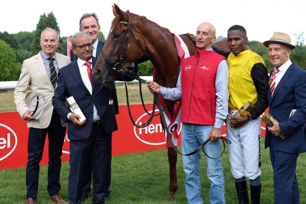 02.08.2026, Duesseldorf, Nordrhein-Westfalen, GER - Soreanga mit Gestuetsleiter Stefan Ullrich, Trainer Andreas Woehler, Besitzer Dr. Andreas Jacobs, Groom Ramadan Veselji, Jockey Eduardo Pedroza und Simon Stokes (von links) nach dem Sieg im Henkel 168. Preis der Diana. Galopprennbahn Duesseldorf-Grafenberg. (Pferd, Jockey, Soreanga, Pedroza, Sieg, Trainer, Besitzer, Jacobs, Woehler, Ullrich, Stokes, Veselji, Pferdepfleger) 260802S796DUESSELDORF.JPG *** August 2, 2026, Düsseldorf, North Rhine-Westphalia, GER Soreanga with stud manager Stefan Ullrich, trainer Andreas Woehler, owner Dr. Andreas Jacobs, groom Ramadan Veselji, jockey Eduardo Pedroza and Simon Stokes (from left) after winning the Henkel 168 Preis der Diana at the Düsseldorf-Grafenberg Racetrack; horse, jockey, Soreanga, Pedroza, victory, trainer, owner, Jacobs, Woehler, Ullrich, Stokes, Veselji, groom 260802S796DUESSELDORF JPG