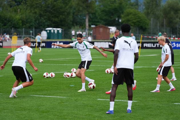 02.08.2026, xydrx, Fußball, Trainingslager, Borussia Mönchengladbach, Saison 2026 2027, Stadion am Birkenmoos: Impression einer Übung im Trainingslager, zusehen ist Kevin Diks (Borussia Moenchengladbach, 4) am Ball DFB regulations prohibit any use of photographs as image sequences and or quasi-video. *** August 2, 2026, xydrx, soccer, training camp, Borussia Mönchengladbach, 2026–2027 season, Birkenmoos Stadium: A glimpse of a drill at training camp; Kevin Diks of Borussia Mönchengladbach can be seen watching; 4 players on the ball. DFB regulations prohibit any use of photographs as image sequences and or quasi-video. Copyright: HMBxMedia YannisxDreimann