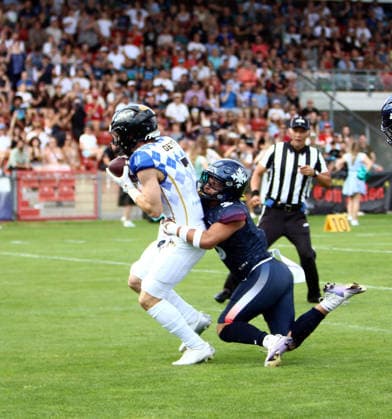 von links Luis GEYER(Muenchen), Amir KILANI (Paris), European Football Alliance, Munich Ravens vs Paris Musketeers, Unterhaching, Sportpark Unterhaching, 02.08.26, *** From left: Luis GEYER, Munich; Amir KILANI, Paris; European Football Alliance; Munich Ravens vs. Paris Musketeers; Unterhaching; Sportpark Unterhaching; August 2, 2026; Copyright: WolfgangxFehrmann