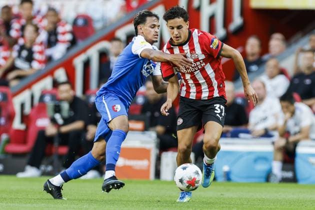 EINDHOVEN - Wesley Patati of AZ Alkmaar, Amir Bouhamdi of PSV Eindhoven (lr) during the 30th edition of the Johan Cruyff Shield between PSV Eindhoven and AZ Alkmaar at the Phillips Stadium on August 2, 2026 in Eindhoven, the Netherlands. PIETER STAM DE JONGE ANP Johan Cruijff Shield 2026 27 xVIxANPxSportx xxANPxIVx 564763114 originalFilename: 564763114.jpg