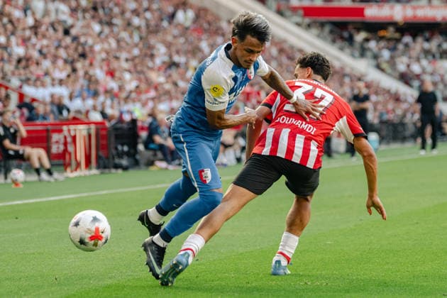 Zweikampf zwischen Weslley Patati (AZ Alkmaar, 07) und Amir Bouhamdi (PSV Eindhoven, 37). PSV Eindhoven vs. AZ Alkmaar, Fussball, Johan Cruijff Schaal, Saison 2026 2027, 02.08.2026 PSV Eindhoven vs. AZ Alkmaar, Fussball, Johan Cruijff Schaal, Saison 2026 2027, 02.08.2026 Eindhoven *** Tackle between Weslley Patati of AZ Alkmaar, No. 7, and Amir Bouhamdi of PSV Eindhoven, No. 37; PSV Eindhoven vs. AZ Alkmaar, soccer, Johan Cruijff Schaal, 2026–2027 season, August 2, 2026, PSV Eindhoven vs. AZ Alkmaar, Soccer, Johan Cruijff Schaal, 2026–2027 season, August 2, 2026, Eindhoven Copyright: xEibner-Pressefoto ThomasxHaeslerx EP_THR