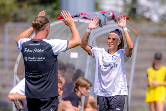 Ingolstadt, Deutschland 02. August 2026: 2. BL - Frauen - 2026 2027 - Sp. 1 - FC Ingolstadt 04 gegen 1. FFC Turbine Potsdam Im Bild: v.li. Trainer Steen Gravgaard (1.FFC) und Thalia (1.FFC) klatschen sich nach deren Auswechslung ab DFL DFB regulations prohibit any use of photographs as image sequences and or quasi-video ESV-Stadion Bayern *** Ingolstadt, Germany, August 2, 2026, Women’s 2nd Division 2026–2027, Match 1: FC Ingolstadt 04 vs. FFC Turbine Potsdam. Pictured from left: Coach Steen Gravgaard of FFC 1 and Thalia of FFC 1 clapping each other on the back after her substitution. DFL DFB regulations prohibit any use of photographs as image sequences and or quasi-video. ESV Stadion Bayern Copyright: xFotostandx xSchäferx