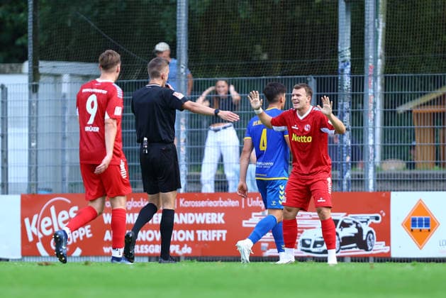 Lennart Kernchen (Schiedsrichter) zeigte in der Nachspielzeit auf den Elfmeterpunkt. Fußball I Herren I Regionalliga Nord I Saison 2026-2027 I 1. Spieltag I FC Eintracht Norderstedt - SV Atlas Delmenhorst I 02.08.2026 I Edmund-Plambeck-Stadion *** Referee Lennart Kernchen pointed to the penalty spot in stoppage time. Soccer I Men s I Regionalliga Nord I 2026–2027 Season I Matchday 1 I FC Eintracht Norderstedt vs. SV Atlas Delmenhorst I August 2, 2026 I Edmund Plambeck Stadium