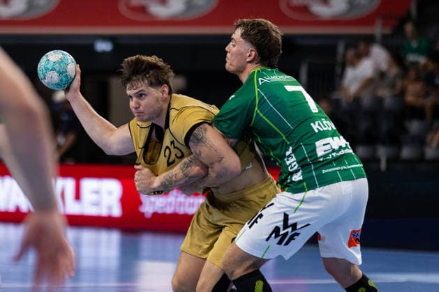 Christian MANOJLOVIC (Sporting Lissabon, 23) im Zweikampf gegen Victor KLOEVE (FRISCH AUF! Goeppingen, 07) GER, FRISCH AUF! Goeppingen vs. Sporting Lissabon, Handball, Testspiel Vorbereitung, Spielzeit 2026 2027, 02.08.2026, GER, FRISCH AUF! Goeppingen vs. Sporting Lissabon, Handball, Testspiel Vorbereitung, Spielzeit 2026 2027, 02.08.2026, Neu-Ulm *** Christian MANOJLOVIC of Sporting Lisbon, No. 23, in a one-on-one battle against Victor KLOEVE of FRISCH AUF Goeppingen, No. 07 (GER), FRISCH AUF Goeppingen vs. Sporting Lisbon, Handball, Preseason Friendly, 2026–2027 Season, August 2, 2026, GER, FRISCH AUF Goeppingen vs. Sporting Lisbon, Handball, Preseason Friendly, 2026–2027 Season, August 2, 2026, Neu Ulm Copyright: xEibnerxPressefoto OliverxSchmidtx EP_OST