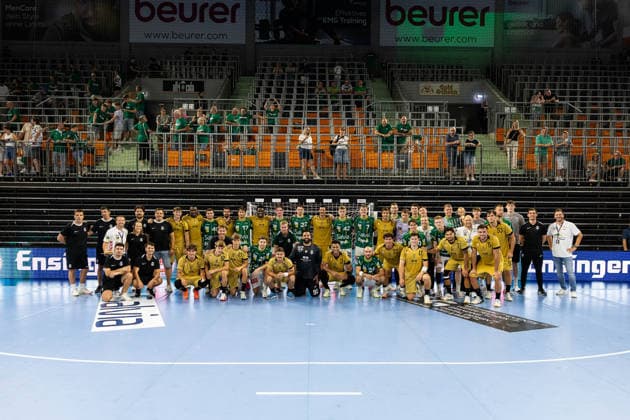 Gemeinsames Mannschaftsfoto nach dem Spiel GER, FRISCH AUF! Goeppingen vs. Sporting Lissabon, Handball, Testspiel Vorbereitung, Spielzeit 2026 2027, 02.08.2026, GER, FRISCH AUF! Goeppingen vs. Sporting Lissabon, Handball, Testspiel Vorbereitung, Spielzeit 2026 2027, 02.08.2026, Neu-Ulm *** Team photo taken after the game: GER, FRISCH AUF Goeppingen vs. Sporting Lisbon, handball, preseason friendly, 2026–2027 season, August 2, 2026, GER, FRISCH AUF Goeppingen vs. Sporting Lisbon, handball, preseason friendly, 2026–2027 season, August 2, 2026, Neu Ulm Copyright: xEibnerxPressefoto OliverxSchmidtx EP_OST