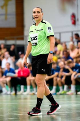 Altbach: HBL - 26 27 - SG BBM Bietigheim - Eulen Ludwigshafen Schiedsrichterin Katharina Heinz Altbach Baden-Württemberg Deutschland *** Altbach HBL 26 27 SG BBM Bietigheim Eulen Ludwigshafen Referee Katharina Heinz Altbach Baden-Württemberg Germany