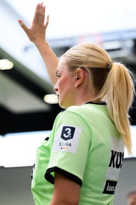 Altbach: HBL - 26 27 - SG BBM Bietigheim - Eulen Ludwigshafen Schiedsrichterin Sonja Lenhardt Altbach Baden-Württemberg Deutschland *** Altbach HBL 26 27 SG BBM Bietigheim Eulen Ludwigshafen Referee Sonja Lenhardt Altbach Baden-Württemberg Germany