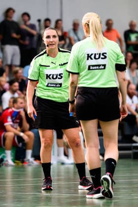Altbach: HBL - 26 27 - SG BBM Bietigheim - Eulen Ludwigshafen Schiedsrichterin Katharina Heinz Altbach Baden-Württemberg Deutschland *** Altbach HBL 26 27 SG BBM Bietigheim Eulen Ludwigshafen Referee Katharina Heinz Altbach Baden-Württemberg Germany