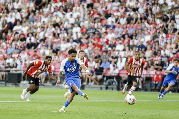 EINDHOVEN - Ro-Zangelo Daal of AZ Alkmaar scores the fourth goal from a penalty during the 30th edition of the Johan Cruyff Shield between PSV Eindhoven and AZ Alkmaar at the Phillips Stadium on August 2, 2026 in Eindhoven, the Netherlands. PIETER STAM DE JONGE ANP Johan Cruijff Shield 2026 27 xVIxANPxSportx xxANPxIVx 564766251 originalFilename: 564766251.jpg