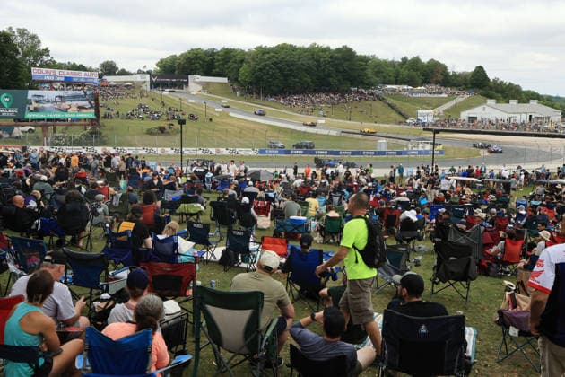Gut besucht auf einer der Naturtribünen während des Rennens, BMW M Team WRT, 02.082026, Strecke Road America in Elkart Lake, Wisconsin, USA, Hypercar der IMSA Rennserie *** A large crowd gathered at one of the natural grandstands during the race, BMW M Team WRT, 02 082026, Road America circuit in Elkart Lake, Wisconsin, USA, Hypercar class of the IMSA racing series