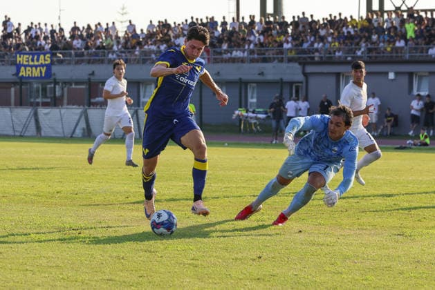 IPA87193934 - Samuele Mulattieri of Hellas Verona FC scores a goal during the match between Hellas Verona FC and Calcio Lecco 1912, the 4th preseason friendly, at the Campo Sportivo Comunale in Villafranca di Verona (VR), on August 2, 2026.  Copyright: xDavidexCasentini IPAxSportx xx 87193934