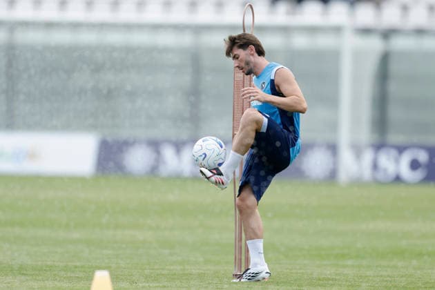 SSC Napoli preseason 2026-27 in Castel Di Sangro Napoli s Scottish midfielder Billy Gilmour during SSC Napoli s 2026-27 preseason training camp in Castel Di Sangro, Abruzzo, Italy. August, 02, 2026. _BPH1405 Copyright: xAntonioxBalascox