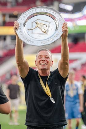 Leeroy Echteld (AZ Alkmaar, Trainer) haelt die Schale den mitgereisten Fans entgegen. PSV Eindhoven vs. AZ Alkmaar, Fussball, Johan Cruijff Schaal, Saison 2026 2027, 02.08.2026 PSV Eindhoven vs. AZ Alkmaar, Fussball, Johan Cruijff Schaal, Saison 2026 2027, 02.08.2026 Eindhoven *** Leeroy Echteld of AZ Alkmaar, the coach, holds the trophy up for the traveling fans. PSV Eindhoven vs. AZ Alkmaar, Soccer, Johan Cruijff Schaal, 2026–2027 Season, August 2, 2026, PSV Eindhoven vs. AZ Alkmaar, soccer, Johan Cruijff Shield, 2026–2027 season, August 2, 2026, Eindhoven Copyright: xEibner-Pressefoto ThomasxHaeslerx EP_THR