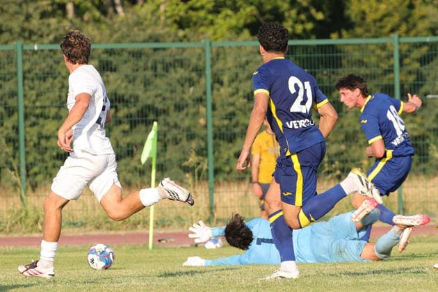 IPA87195320 - Samuele Mulattieri of Hellas Verona FC scores the goal to make it 3-0 during the friendly match between Hellas Verona and Calcio Lecco 1912 at the Campo Sportivo Comunale di Villafranca di Verona on August 2, 2026, in Villafranca di Verona, VR.  Copyright: xEmanuelexPennacchio IPAxSportx xx 87195320