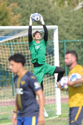 IPA87195334 - Giacomo Toniolo of Hellas Verona FC during the pre-match warm-up for the friendly match between Hellas Verona and Calcio Lecco 1912 at the Campo Sportivo Comunale di Villafranca di Verona on August 2, 2026, in Villafranca di Verona, VR.  Copyright: xEmanuelexPennacchio IPAxSportx xx 87195334